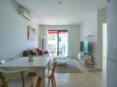 Una televisión o centro de entretenimiento en Perchel Beach Suites Arguineguin