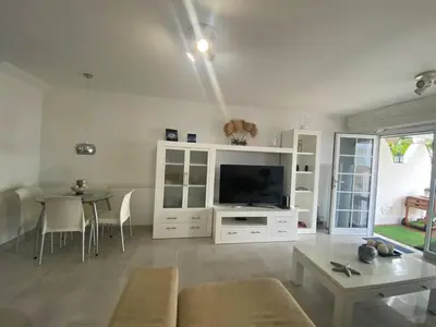 Una televisión o centro de entretenimiento en Relax Playa del Inglés