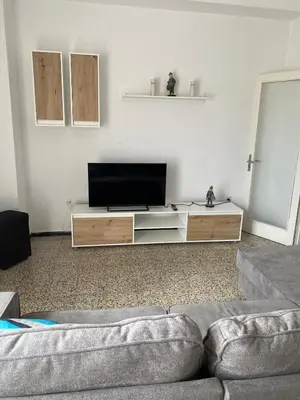 Una televisión o centro de entretenimiento en Comfortable and conveniently located house
