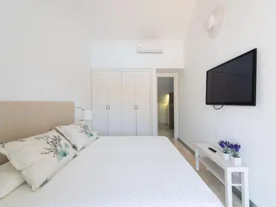 Una televisión o centro de entretenimiento en Holiday Home in Spain near the Beach & Marina