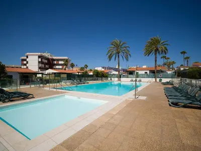 Piscina en o cerca de Bungalow near Yumbo & Playa del Inglés Beach