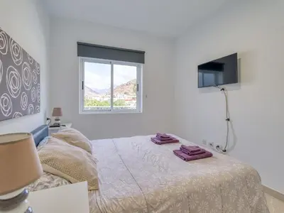 Una televisión o centro de entretenimiento en Apartment in Mogán Playa near the Beach