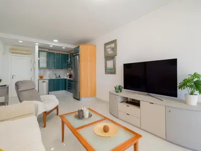Una televisión o centro de entretenimiento en Apartment on Mogan Beach with Sea Views
