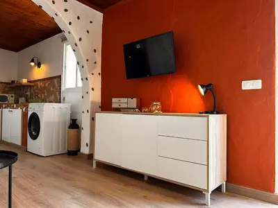 Una televisión o centro de entretenimiento en Luxury Private Garden Home