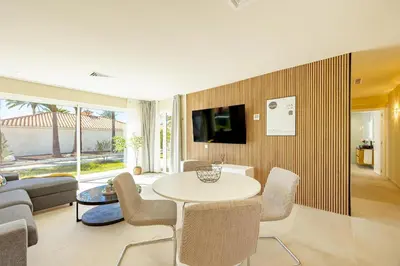 Una televisión o centro de entretenimiento en LUXURY Sun Club 252