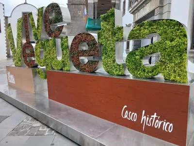 Certificado, premio, señal o documento que está expuesto en Street House