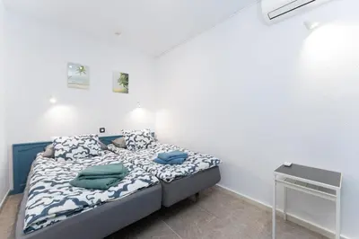 Cama o camas de una habitación en Tamaran Garden View Apartment