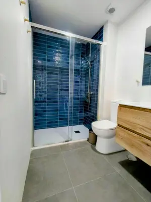 Un baño de Blue DAY by CASAS COCODRILO