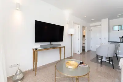 Una televisión o centro de entretenimiento en Palm View Apartment Las Camelias