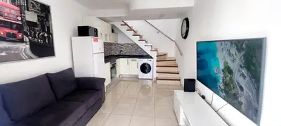Una televisión o centro de entretenimiento en Maspalomas J&O