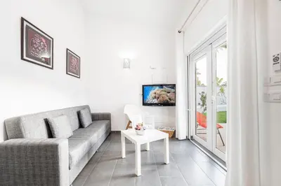 Una televisión o centro de entretenimiento en Privé Paradise