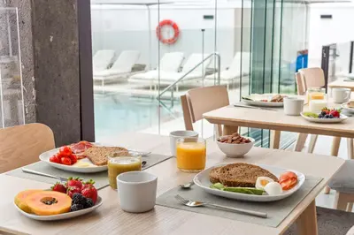 Comida en o cerca de este hotel