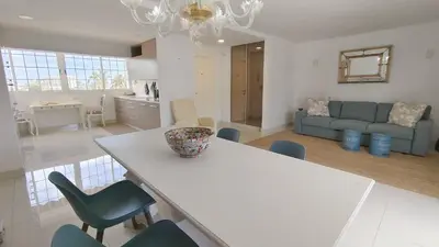 Zona de estar de Luminoso apartamento con piscina y aparcamiento
