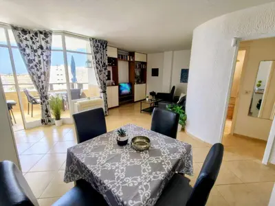 Zona de estar de Sky view and sunny by CASAS COCODRILO