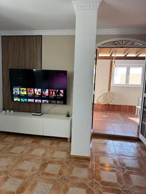 Una televisión o centro de entretenimiento en SkyLounge Cruce de Arinaga