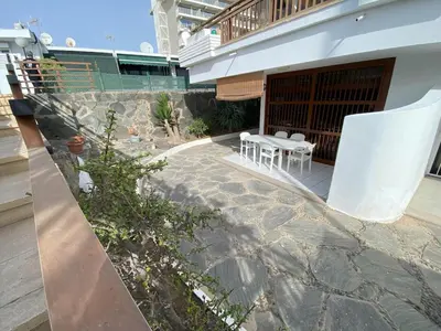 Un balcón o terraza de Refurbished apartment next to the beach