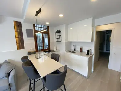 Una cocina o zona de cocina en Refurbished apartment next to the beach