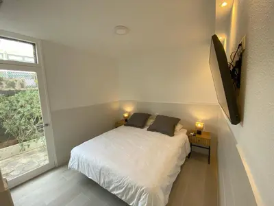 Cama o camas de una habitación en Refurbished apartment next to the beach