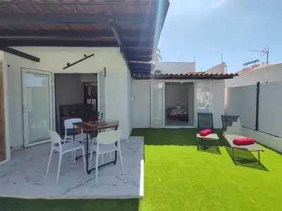 Un patio o zona al aire libre en Bungalow privado junto al Yumbo Centre