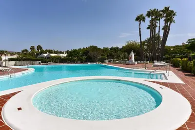 Piscina en o cerca de Bungalow Playa Flor 82 by Villagrancanaria