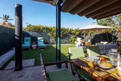 Zona de estar de Bungalow Playa Flor 82 by Villagrancanaria