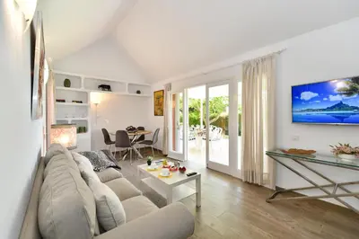 Una televisión o centro de entretenimiento en Melocotones 50 by Villagrancanaria
