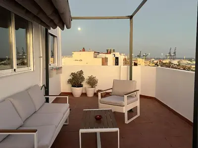 Un balcón o terraza de Ático tranquilo con vistas únicas al mar