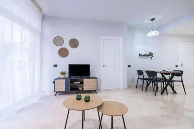 Una televisión o centro de entretenimiento en Apartamentos Maresía by Infinity Summer