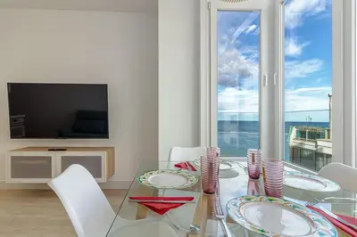 Una televisión o centro de entretenimiento en GuestReady - Atardecer Canteras LJones Vistas al mar y reformado