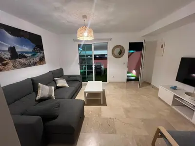 Una televisión o centro de entretenimiento en La Casa de Gala