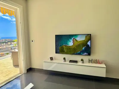 Una televisión o centro de entretenimiento en Vista Amadores by SunHousesCanarias