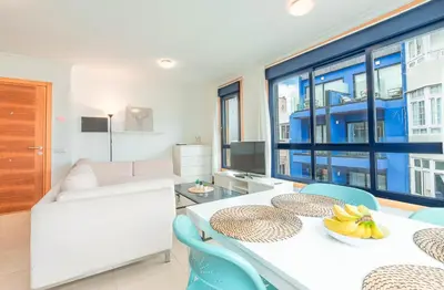 Una televisión o centro de entretenimiento en Canteras Beach Duplex