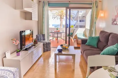 Una televisión o centro de entretenimiento en Aida - apartamento junto a la playa con vistas al océano