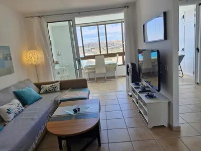 Una televisión o centro de entretenimiento en Doñana - apartamento en la playa con impresionantes vistas al mar