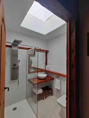 Un baño de Casita entre plataneras, a 10 minutos Playa
