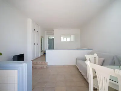 Una televisión o centro de entretenimiento en Nidos Suites San Agustin