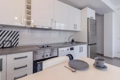 Una cocina o zona de cocina en Breezy Bright Urban Oasis