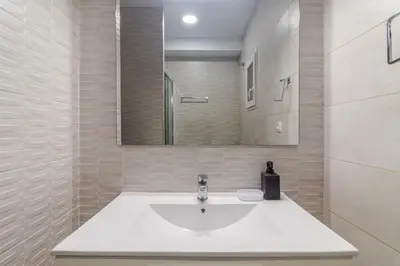 Un baño de Breezy Bright Urban Oasis