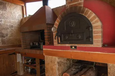 Una cocina o zona de cocina en 6BR Fire House Sanctuary-Terrace & Barbacue