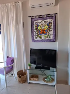 Una televisión o centro de entretenimiento en Taurito Bay