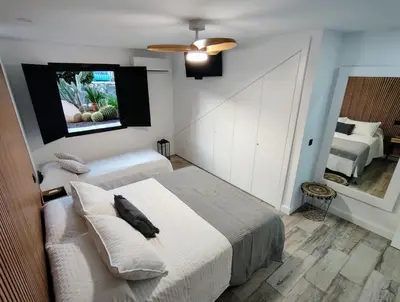 Cama o camas de una habitación en Apartamento Playa del Águila en 1ª línea de playa