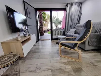 Una televisión o centro de entretenimiento en Apartamento Playa del Águila en 1ª línea de playa