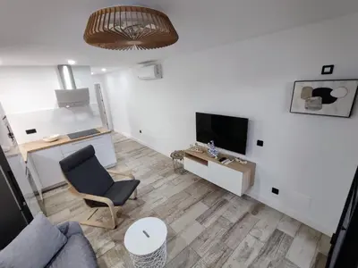 Una televisión o centro de entretenimiento en Apartamento Playa del Águila en 1ª línea de playa