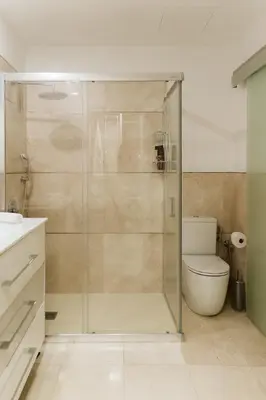 Un baño de Villa Helene Tauro, Heated Pool, Wi-Fi, BBQ