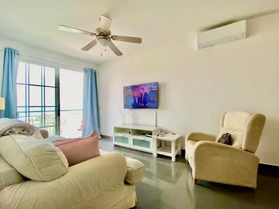 Una televisión o centro de entretenimiento en Beautiful sunset view apartment in Puerto Rico