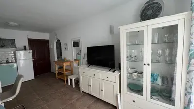 Una televisión o centro de entretenimiento en Ruhige Oase im Sonnenparadies