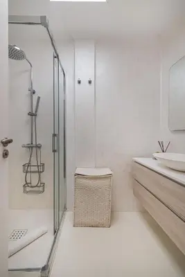 Un baño de Cozy 2BR Retreat With Big Terrace, Peaceful Stay Minutes Away From the Beach