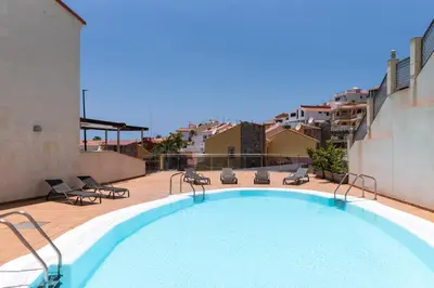 Piscina en o cerca de Cozy 2BR Retreat With Big Terrace, Peaceful Stay Minutes Away From the Beach