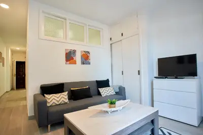 Una televisión o centro de entretenimiento en Urban Flat in Santa Catalina - 4 min walk to beach