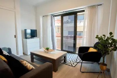 Una televisión o centro de entretenimiento en Urban Flat in Santa Catalina - 4 min walk to beach